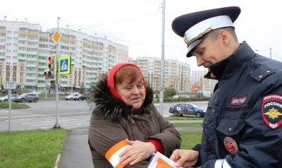 <br />
        В Красноярске инспекторы Госавтоинспекции подарили «маячки безопасности» пожилым людям    