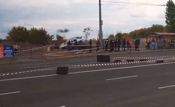 <br />
Гоночный автомобиль влетел в зрителей во время заезда на Украине: видео<br />
