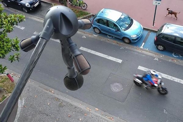 
<p>											В Париже собираются тестировать камеры наблюдения за шумом<br />
			