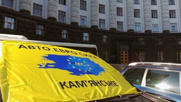Протест “евробляхеров” в Киеве: что пообещал премьер-министр?