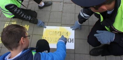 <br />
        В Калмыкии школьники написали на асфальте обращение к пешеходам    